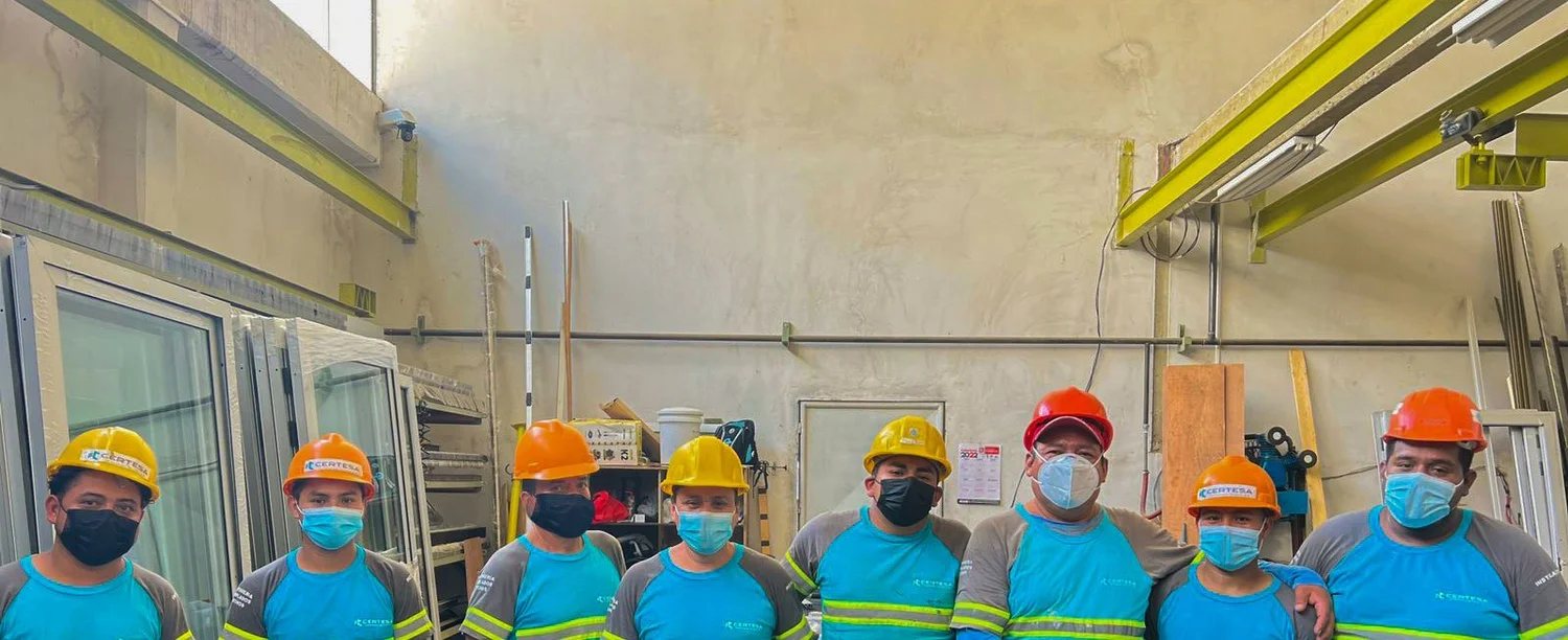 Equipo CERTESA en taller y obra
